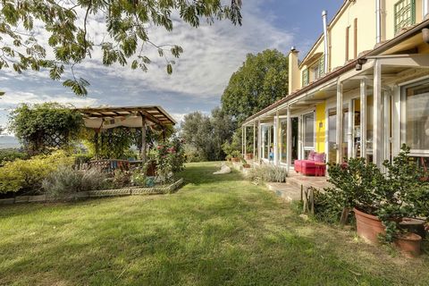 À Tresanti, nichée dans les collines verdoyantes de la Toscane et à quelques kilomètres de Montespertoli, une ville viticole renommée, se trouve cette superbe propriété récemment rénovée - une véritable oasis de paix et de tranquillité. Dans un empla...