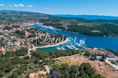 Un terrain à bâtir de 3928 m2 dans une belle baie de Milna sur l'île de Brač est à vendre. Le terrain a une forme rectangulaire régulière, avec une route d'accès et l'infrastructure nécessaire à proximité (électricité et eau). Selon le plan d'aménage...