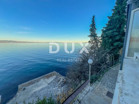 Location: Primorsko-goranska županija, Opatija, Opatija - Centar. OPATIJA, ZENTRUM - fantastische Wohnung zur Anpassung, erste Reihe zum Meer + PARKPLATZ!! Im exklusiven DUX-Angebot präsentieren wir Ihnen eine außergewöhnliche Gelegenheit – eine groß...