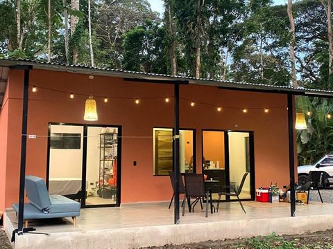 Hermosa cabina en lote amplio en Bordon de Cahuita. Descubre esta nueva cabina moderna ubicada en un impresionante lote de 5,611 m², rodeado de naturaleza y tranquilidad, perfecto para proyectos residenciales o turísticos. Características de la cabin...