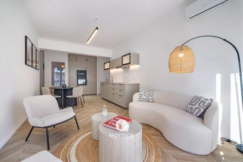 On the second floor of a high-end building with a concierge, located between Boulevard Victor Hugo and Place Mozart, this 4-room apartment is in pristine condition and offers a cross-through layout. Entrance with a relaxation area that could be conve...