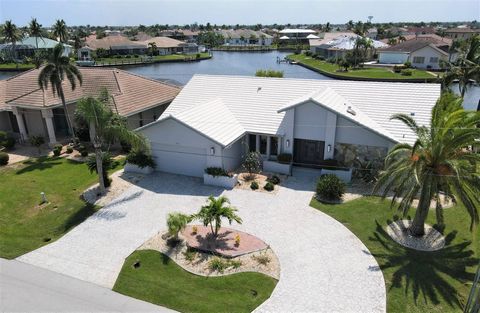 Adorável 2.367 SF Great Room Home localizado em Burnt Store Isles, Punta Gorda, com 3 quartos grandes, closets, 3,5 banheiros, piscina olímpica aquecida e spa, grande varanda com tela, novos pisos de vinil de luxo de madeira, recém-pintados e prontos...