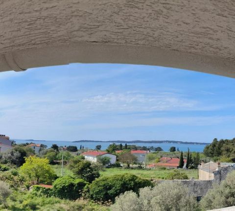 Apart-Haus mit 5 Wohneinheiten mit Meerblick in Fažana, Brijuni-Blick öffnet sich von den Terrassen! Das Anwesen ist nur 600 Meter von wunderschönen Stränden entfernt! Die Gesamtfläche beträgt 320 qm. Grundstück ist 610 qm groß Das Gebäude gehört zu ...