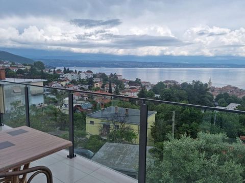 Apart-Haus zum Verkauf in Lovran, Riviera von Opatija, 300 Meter vom Meer entfernt! Es bietet 6 Apartments und drei Zimmer mit Badezimmern en-suite. Die Gesamtfläche beträgt 350 qm. Das Grundstück ist 1074 qm groß. Die Immobilie wurde 1988 erbaut und...