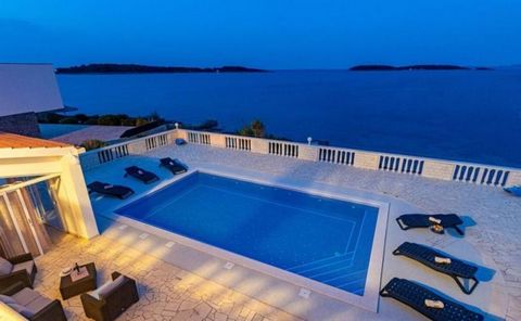 Le prix est passé de 1,6 mio à 1,4 mio d'euros ! Villa en pierre solide sur l'île romantique de Korcula sur la 1ère ligne de mer, avec une vue imprenable sur la mer et un quai privé pour les bateaux ! La superficie totale de cette villa spacieuse est...