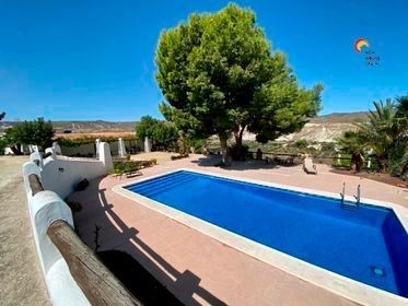 Descubra o encanto deste magnífico cortijo, cuidadosamente restaurado para realçar a beleza e autenticidade da arquitetura local. Majestosamente situado em uma extensa planície dentro da propriedade, este cortijo oferece vistas panorâmicas de tirar o...