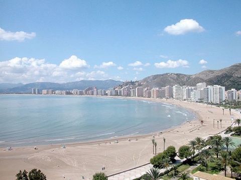 Vendesi casa bifamiliare con 4 camere da letto, 3 bagni, soggiorno, terrazzo, terreno, con vista panoramica sul mare. La villa si trova a Cullera, in provincia di Valencia. Il comune di Cullera si trova sulle rive del fiume Júcar e vicino al Mar Medi...