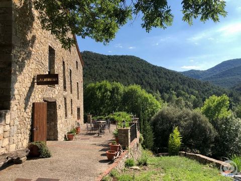 Egendom på 569 m2 byggd och 31 hektar mark. Masia La Coromina ligger i naturparken La Garrotxa, norra Katalonien, i en stor dal omgiven av ikoniska berg och ett mikroklimat som främjar flora, fruktträd, grödor och blommor. . Fullt utrustad och förber...