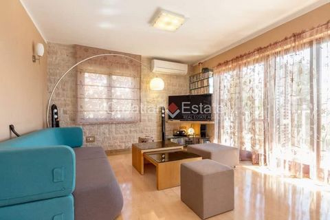 We are renting out a modern, nicely furnished flat located in neighbourhood Bacvice, Split, on the second floor of a small building. The living area of the flat is 96m2, it is south oriented, and it consists of a kitchen with a dining room and a livi...