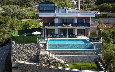 Villa Individuelle de 4 Chambres avec Revenu Locatif Élevé à Fethiye Faralya La villa se trouve dans le quartier Faralya, situé à l'est de Fethiye qui est la région de vacances populaire de Mugla avec sa nature luxuriante et ses belles baies. Faralya...