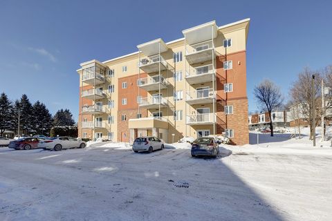 Charmant condo à vendre à La Haute-St-Charles, offrant un cadre de vie paisible et pratique! Ce joli condo comprend un hall d'entrée accueillant, un salon ainsi qu'une cuisine à aire ouverte, deux chambres, une salle de bain et une salle de lavage. D...