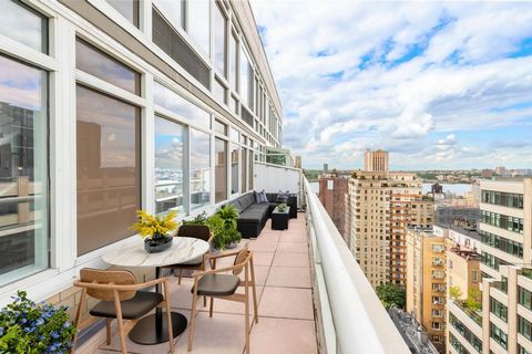 Penthouse Perfection ! Méticuleusement rénové, aucune dépense n’a été épargnée et de style design ! C’est la vie ultra luxueuse à son meilleur ! Ce penthouse en duplex moderne s’ouvre sur un mur de fenêtres, y compris des puits de lumière dans le sal...