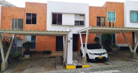 Venta casa en condominio Altos de Guadalupe cali Casa de 2 pisos con vista panorámica de la ciudad desde su jardín. Habitaciones: 3 + Cuarto Servicio  Vestier: Si Baños: 4 (Incluye baño de servicio) Sala Comedor, estudio y 2 salas de TV Balcón: Si Ga...