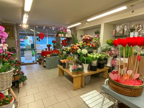 À vendre : Fonds de commerce de fleuriste à Rouen Situé dans un quartier commerçant en plein essor de Rouen, ce charmant magasin de fleurs bénéficie d'une excellente visibilité sur un axe très fréquenté. Avec une surface totale d'environ 70 m², il se...