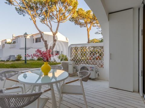 1+1 bedroom apartment with 90 sqm of gross private area, private terrace and garden, located in the Vale do Lobo condominium, in Vale do Lobo, Algarve. The apartment consists of an open plan living room with fully equipped kitchen, which has direct a...