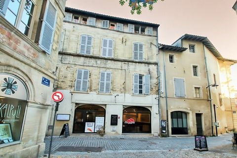 AVIGNON INTRA MUROS PLACE ST DIDIER Idéal investisseurs éligible déficit foncier mais également résidence principale ou secondaire. Appartement de type 3 d'une surface habitable de 73 m² vendu rénové situé au 1er étage d'une copropriété de 8 lots. DP...