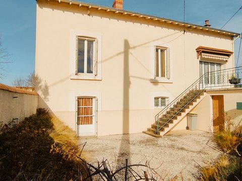 Châtellerault - (1h 20 PARIS via TGV ) - Toutes infrastructures sur place en font un lieu de vie agréable. Située à deux pas de l'hyper centre tout en étant au calme agréable et lumineuse Maison ancienne offrant 7 pièces avec cour, grand garage et ja...