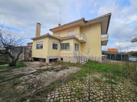 Maison individuelle avec terrain entre Alfeizerão et Alcobaça. Agréable villa insérée dans un terrain de 691m2 (avec possibilité dacheter le terrain adjacent de 1900m2). Cette villa de 2 étages, en plus de contenir 3 chambres, 3 salons et une excelle...