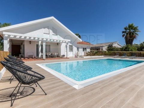 Luxury Villa T5+2 with Pool - High Investment Potential in Vila Nova de Cacela Discover this exclusive detached villa, recently renovated, located in the heart of Vila Nova de Cacela, just minutes from the stunning beaches of Manta Rota and Cacela Ve...