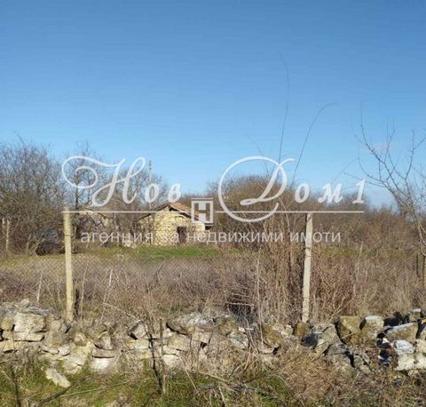 Real estate agency New Dom 1 sells a plot of land with an area of 885 sq.m in the village of Levski only 27 km from the city of Varna! The plot is in the regulation of the village. There is electricity and water nearby. It is bordered by two streets ...