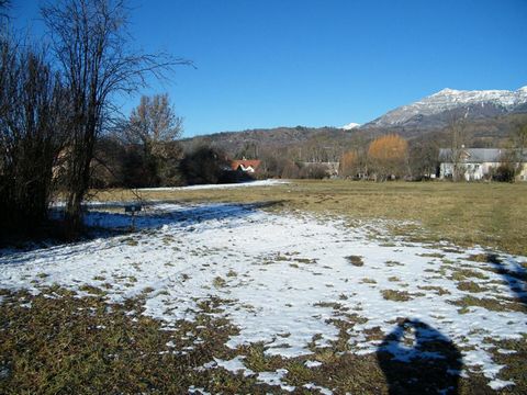 Très beau terrain Sur la commune de CHABOTTES, dans le CHAMPSAUR, viabilisé, plat , d'une surface de 400 M² au prix de 65600 euros, honoraires charges vendeur, dans un lotissement fermé et sécurisé, comprenant 9Lots de 400 à 535 M². la constructibili...