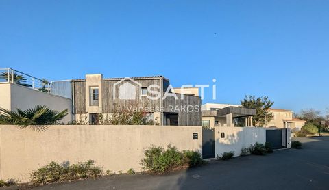 Located in Fouras (17450), this magnificent 170 m² house is located in a peaceful setting. Renowned for its seaside ambiance, Fouras offers a friendly and relaxed lifestyle, just a short walk from sandy beaches and quaint restaurants. The city also b...