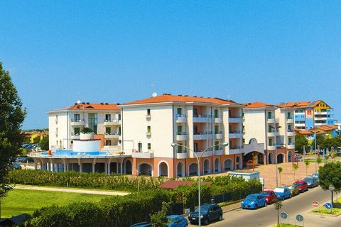 Modern appartementencomplex op slechts 300 meter van het strand en van het historische centrum van Caorle. Vanuit het zwembadgedeelte met apart kinderbad heeft u door de iets verhoogde ligging een heerlijk panoramisch uitzicht. Modern ingerichte en g...