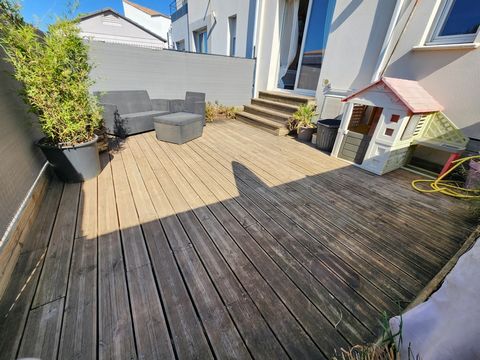 Venez découvrir cette jolie maison de 87 m2, proche de toutes commodités. Récente, elle se compose au rez-de-chaussée d'un séjour lumineux donnant sur la terrasse, d'une cuisine ouverte entièrement équipée, d'une buanderie et d'un WC séparé. À l'étag...