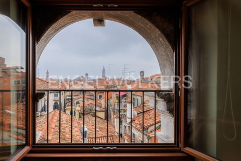 Location: San Polo, Venice The San Polo district is centrally located in the heart of Venice. We are located near the Campo dei Frari and in the vicinity of Campo S. Polo and Rialto, a refined and convenient location also for means of transport and a...