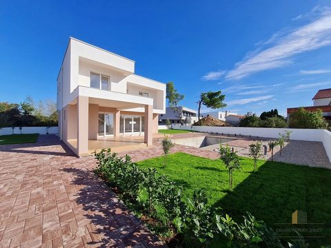 Modern elegant villa in a quiet location in Zaton, 15 km from the city of Zadar! Near Zaton is the small town of Nin known for its many interesting historical and cultural monuments, and the longest beach in Croatia, the famous Kraljičina beach. The ...