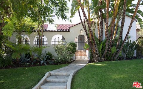 Descubra um tesouro único com esta casa primorosamente restaurada que combina harmoniosamente elementos espanhóis e do sudoeste. Datada de 1928, esta residência foi meticulosamente atualizada para incorporar os mais altos padrões da vida moderna, pre...