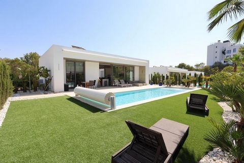 Las Colinas Golf [amp;] Countryclub, luxe Villa Granado II 272 m2 high-end op 2 verdiepingen, met een perceel van 1000m2, het huis heeft 2 woonkamers (een op elke verdieping), 4 slaapkamers, 3 badkamers, 1 toilet, kitchenette, uitgerust , met eiland,...