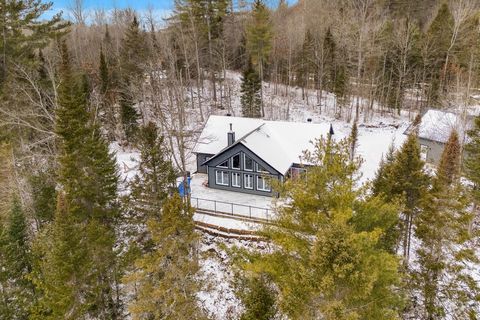 Magnificent modern bungalow, with 1810 sq. ft. of living space, located on the shores of the Gatineau River, just 90 minutes from Ottawa! This secluded haven, with no neighbors in sight, offers breathtaking views and a unique natural environment of 6...