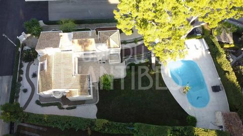 EXCLUSIVITE Villa Post-moderniste sur le versant Est du Cap d'Antibes.