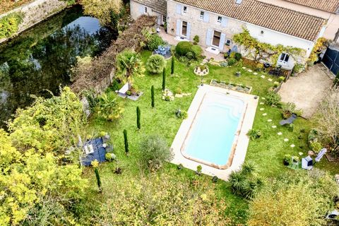 Belle maison indépendante de caractère, avec piscine, magnifique jardin attenant et située à quelques minutes à pied du centre-ville.
