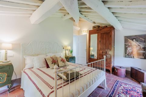 Si vos vacances italiennes idéales sont entourées de vignobles et d'oliveraies pittoresques, ne cherchez plus et optez pour cette charmante maison de cinq chambres nichée dans les collines vallonnées aux portes de Lucques, dans le charmant hameau de ...