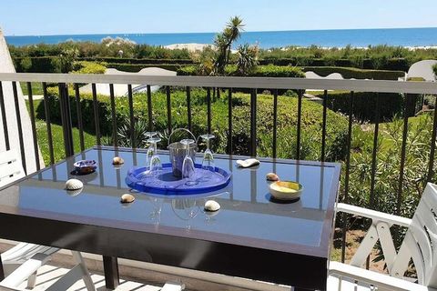 Imaginez-vous vous réveiller au doux clapotis des vagues et à la brise marine méditerranéenne. Ce superbe appartement de deux chambres, situé au premier étage d'une résidence sécurisée, offre une escapade paisible en bord de mer à La Motte du Couchan...