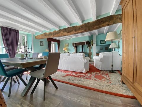 Maison ancienne en pierres avec jolie vue sur le bocage mayennais