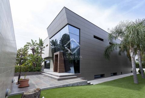 Elegant and modern house that stands out for its architecture and design. The sloping façade invites you to enter this home where nothing has been left to chance, and where details have been taken care of to create a unique and functional home. We ar...