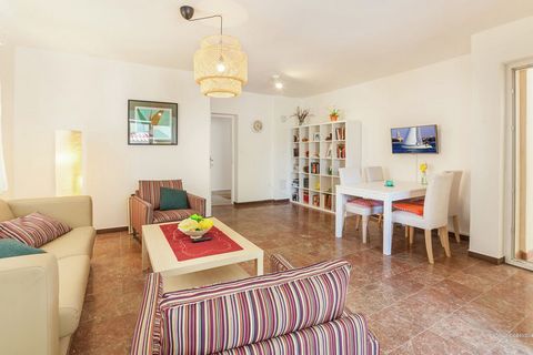 Appartement Buco is een nieuwe accommodatie gelegen in een rustige woonwijk van Zadar. De ligging biedt haar gasten een rustige vakantie en in dezelfde tijd is het dicht bij de stranden, cafés, restaurants. Gelegen op de begane grond appartement besc...