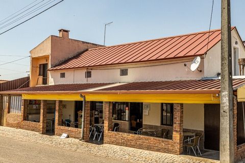 Located in Costa de Prata. House / Café for the beverage trade; Cafeteria/Bar/ and in full operation. The physical space of the store is very well maintained. License to open at 6 am and close at 2 am; Comprising a Café, a small kitchen, two games ro...