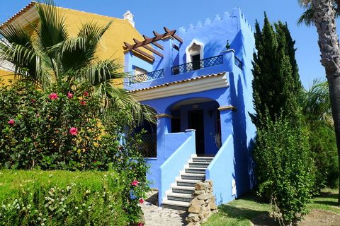 Dit vakantiehuis heeft 4 slaapkamers en is geschikt voor 8 personen, ideaal voor 1 of 2 gezinnen. Het ligt in Andalusië, aan de Costa de la Luz. De villa staat direct aan de zee en biedt een prachtig uitzicht. In de omgeving kun je zwemmen, surfen, w...