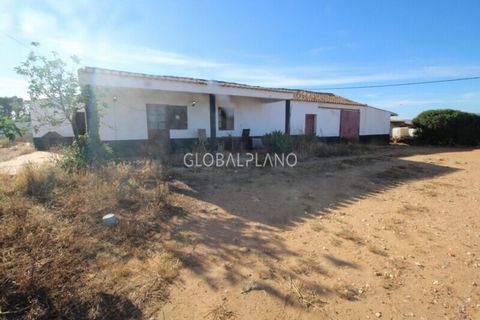 Farm located a few minutes from Lagos and Portimão, access to it is by dirt, has superb views, consists of a single-family house of type V4, with a construction area of ​​210sqm and a total area of ​​800sqm, consisting of living room, kitchen, four b...