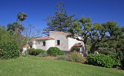 The size and location make this a rare property that benefits from being positioned in the campo between the characterful town of Tarifa and the lively city of Algeciras. A 10 minute drive to the spectacular beaches of the Costa de la Luz, 25 minutes...