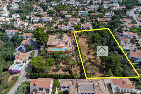 In the urbanization of El Mas Fumats, 5 minutes from the centre of Roses by car, we find this large plot of 3,337 m² with wonderful views of the Bay of Roses and the Pyrenees. The plot is south facing and, due to its size, will offer a lot of tranqui...