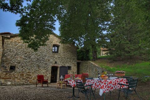 ¿Por qué quedarse aquí? Esta encantadora casa de campo toscana en Anghiari se encuentra ubicado en las colinas. Hay un jardín privado y una piscina compartida para disfrutar de la vida al aire libre, es mejor. Sería apto para una pequeña familia o gr...