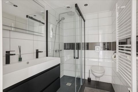 This modern and comfortable four-person holiday home with a wonderful outdoor bubble bath is located on a sunny and spacious plot. The holiday home has sufficient parking space, a storage room and a lovely, sheltered, spacious garden with lots of pri...