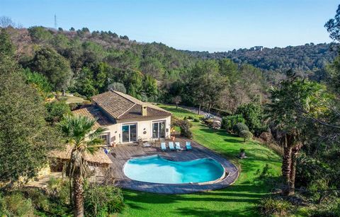 Provencal villa on a beautiful green plot of 2.7 hectares. It is located in a remarkable environment in Valbonne, with an unobstructed view without vis-à-vis. Take advantage of this 273 m² house located near schools and the airport, all in close prox...