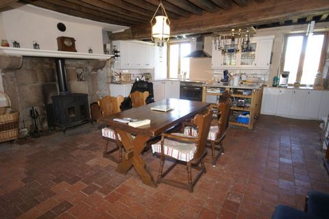 This spacious holiday home is located in Dun-les-Places. Ideal for a family or a group, it can accommodate 9 guests and has 5 bedrooms. This furnished garden is for you to relax and enjoy the afternoon sun. The lake lies 17 km away from the home. Sto...