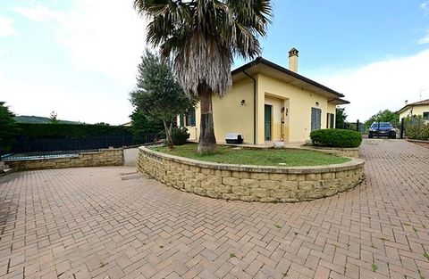 Introduction Modern villa with large garden of 600 sqm, well-kept and enriched by a beautiful swimming pool, ideal to cool off on hot summer days or to relax and enjoy the Tuscan sun. Type: Residential Square Meters: 220 Rooms: 10 Energy Class: F Pri...